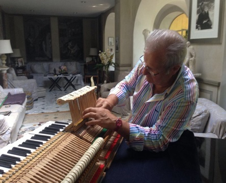 Paolo Ferrarelli al lavoro sulla meccanica di un pianoforte